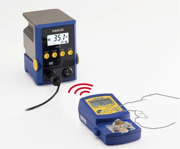 The FX-971 communicating by infrared with a Hakko calibration thermometer