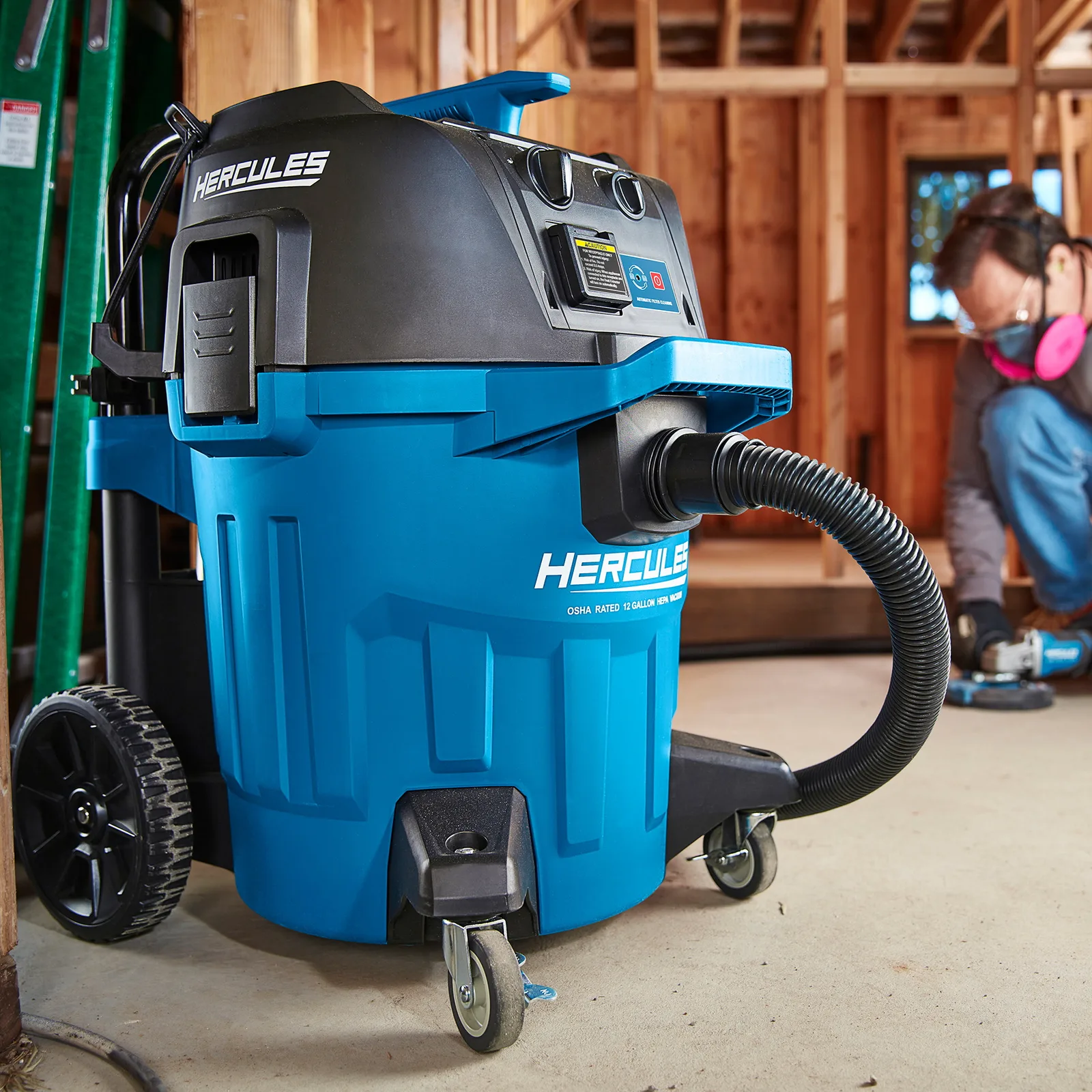 The extractor working beside a person using a sander