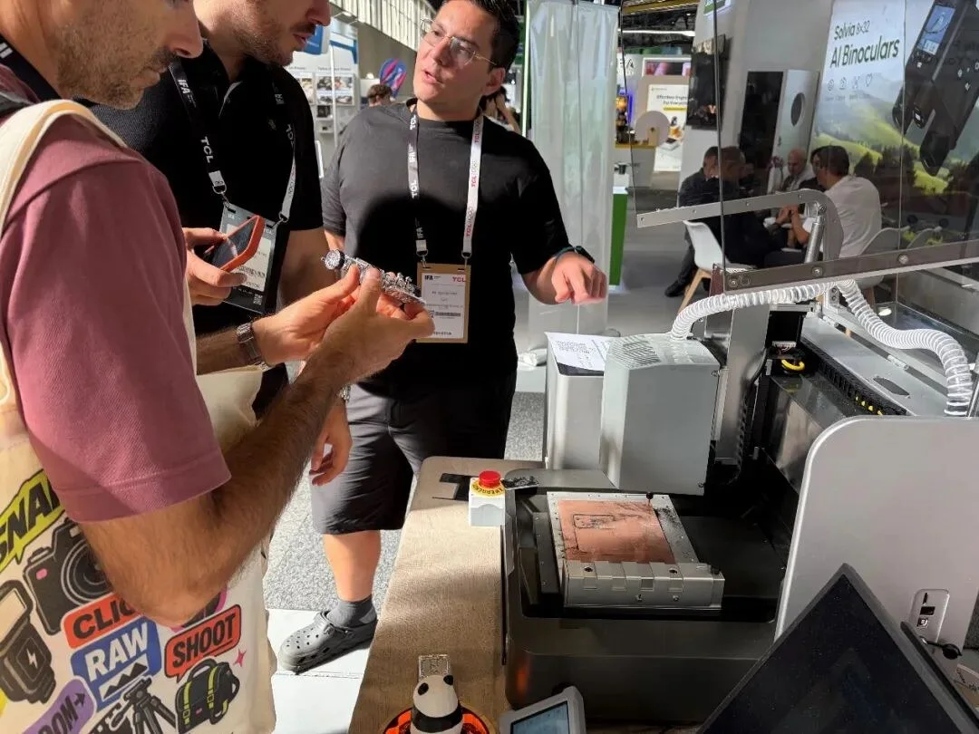 TwoTrees staff showing the ED1 to visitors at the IFA booth