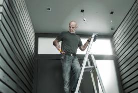 Wera press image of an electrician on a ladder using Kraftform Kompakt VDE GO